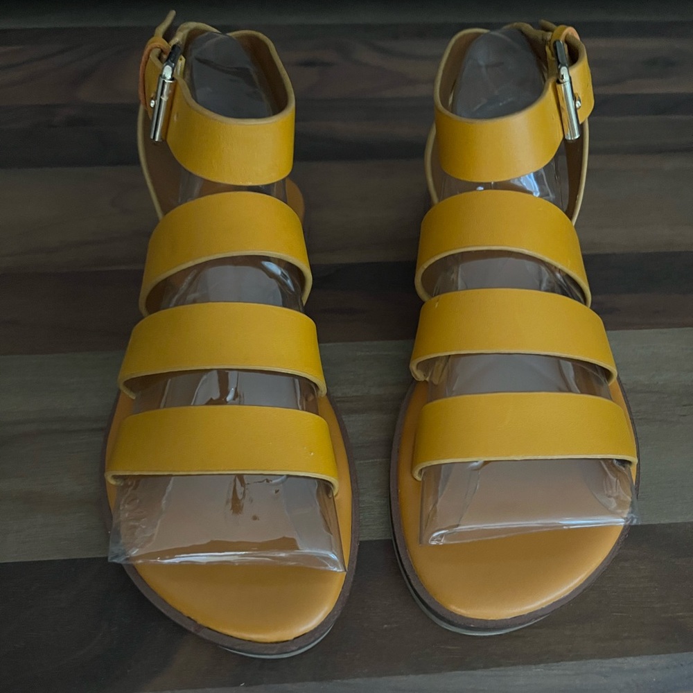 NWOT Franco Sarto Women's Kyson Leather Flat Sandal - Goldenrod Yellow Size 5.5